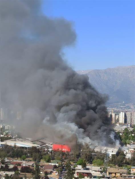 Gigantesco Incendio Consume Por Completo F Brica De Neum Ticos En La