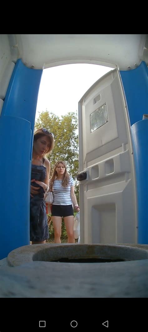 Mature woman pees in biotoilet VOYEUR ThisVid 日本語で