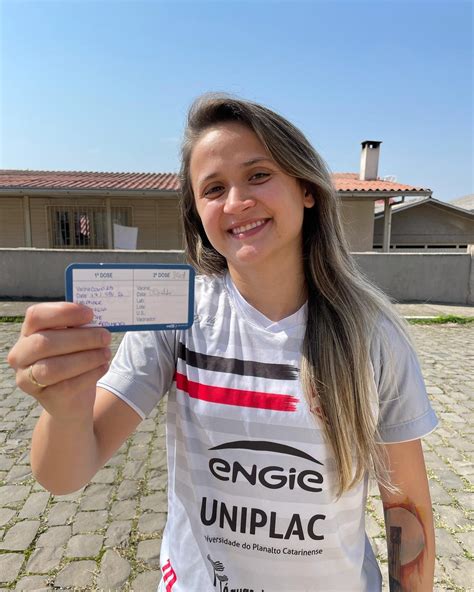 Melhor jogadora de futsal do mundo Amandinha é vacinada contra a Covid