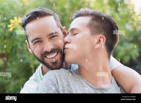Jeune homme gay qui sembrasse Banque de photographies et dimages à haute résolution Alamy