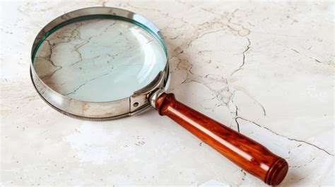 Exploring Details Round Magnifying Glass with Wooden Handle | Premium ...