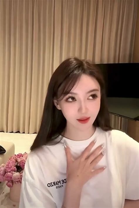 1001 phát ngôn gây tranh cãi của hot girl Diệp Kha bạn gái Huỳnh Hiểu Minh trên sóng livestream