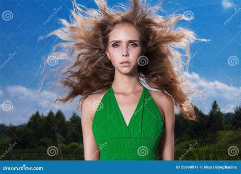 Belle Fille Blonde Sur Le Champ Dans La For T Image Stock Image Of Fashionable Mod Le