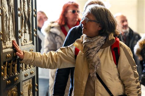 St. Peter’s Holy Door sees more than half million pilgrims in two weeks