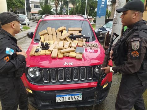 Polícia apreende carro roubado e drogas após troca de tiros em Ramos