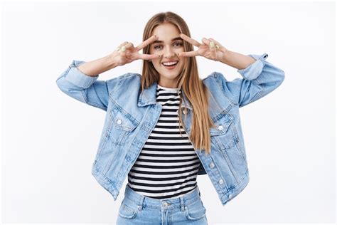 Insouciante Belle Jeune Fille Caucasienne Blonde Montrant Des Gestes De Paix Sur Les Yeux Et