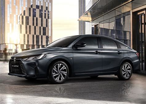 Toyota Yaris Sedán 2023 pronto en México, diseño lateral color gris - Autos Actual México