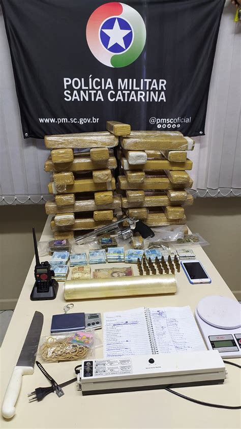 Homem é preso 40 quilos de maconha skunk arma e anotações do