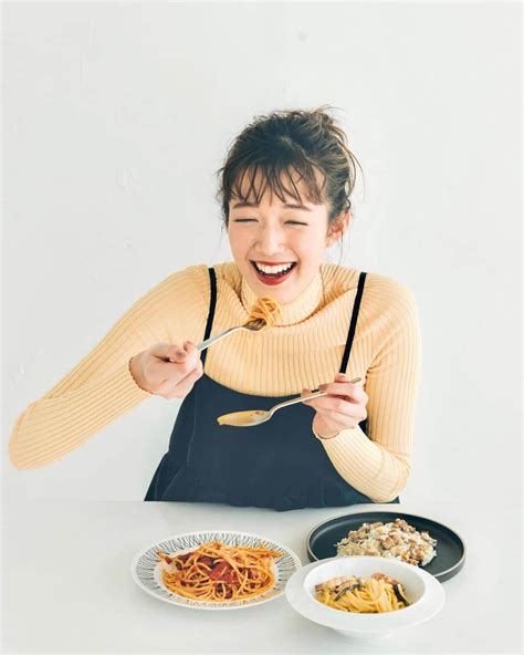 佐藤栞里さんのインスタグラム写真 佐藤栞里instagram「 More連載 ちょっと取り寄せて食べてみ！？ ひとつ前の3月号