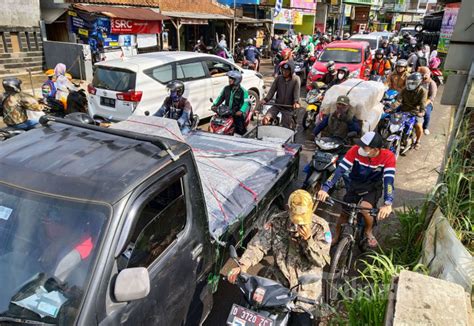 Macet Di Jembatan Dua Rancamanyar Akibat Jalan Terendam Banjir Foto