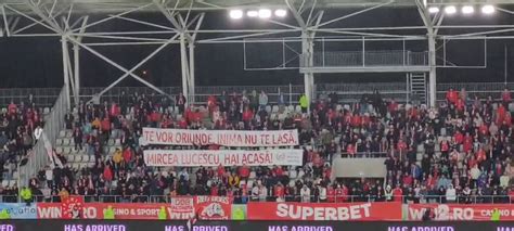 Fanii lui Dinamo mesaj pentru Mircea Lucescu Banner ul afișat la