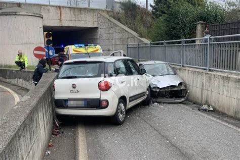 Auto In Contromano Scontro Frontale Tra Due Veicoli Soccorsi