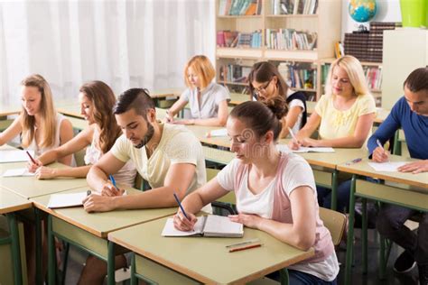 Grupo De Estudantes Que Trabalham Na Sala De Aula Imagem De Stock