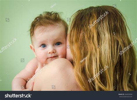 Naked Girl Smiling Baby On Shoulder Foto Stok 264935858 Shutterstock