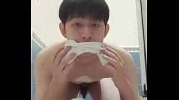 La chienne se déshabille s expose et s excite dans les toilettes de l école XVIDEOS