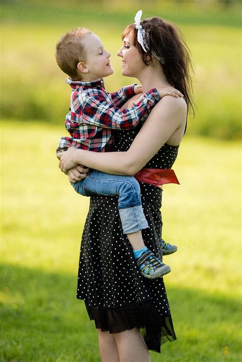 Mother And Son Hugging Del Colaborador De Stocksy Andreas Gradin Stocksy