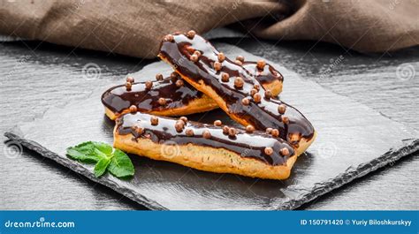 Sobremesa Francesa Tradicional Eclair Crosta De Gelo E Framboesas