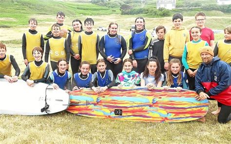 À Plogoff Les Collégiens De La Mennais Cap Sizun Surfent à La Baie Des