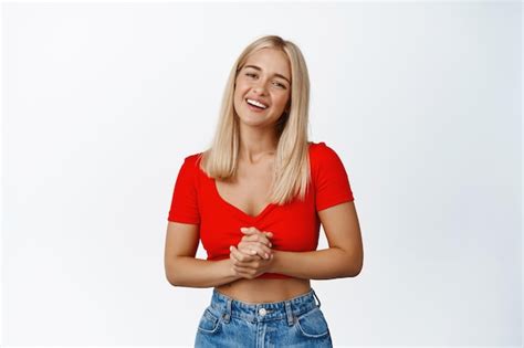 Jolie Femme Blonde Tenant Les Mains Serr Es Attendant Quelque Chose D Espoir Souriant Debout Sur