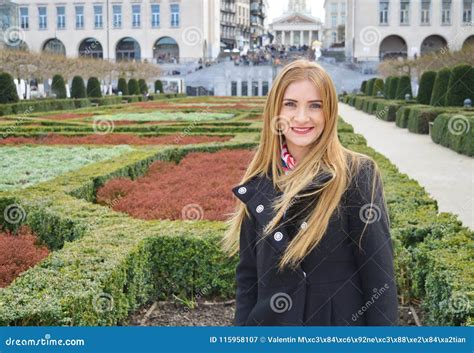 Belle Jeune Femme Blonde Dehors Souriant Image Stock Image Du Contemporain Fond