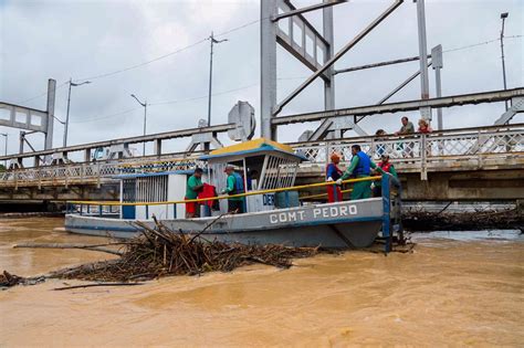 Equipes Do Deracre Retiram Balseiros Da Ponte Met Lica Em Rio Branco