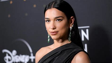 Hoy es el cumpleaños de Dua Lipa la artista que sufrió la guerra se