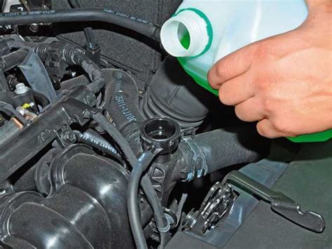 Сливная пробка охлаждающей жидкости на блоке двигателя. слив антифриза ...