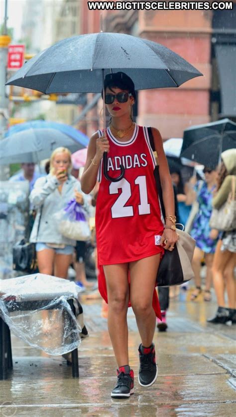 Rihanna Beautiful Paparazzi Celebrity Posing Hot Nyc Babe Cute Hot Nude Scene