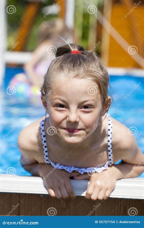 Muchacha Del Niño En Bikini Azul Cerca De La Piscina Verano Caliente Foto de archivo Imagen de