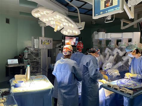 La madre ha cancro curabile col trapianto, il figlio le dona parte del