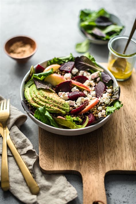 Salade complète aux lentilles vertes betterave pomme avocat feta