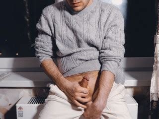 一个年轻人猛地抽搐他的鸡巴并大声射精 Pornhub Gay