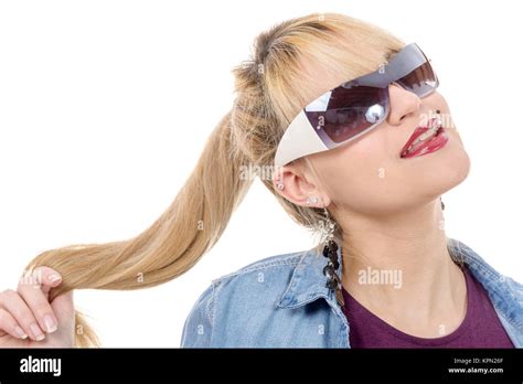 Attraktive Blonde Frau Mit Sonnenbrille Auf Wei Stockfotografie Alamy