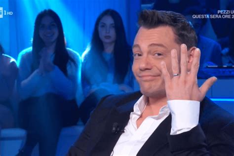 C Il Bisogno Di Una Legge Contro Lodio Tiziano Ferro A Domenica In Parla Di Omofobia Gay It