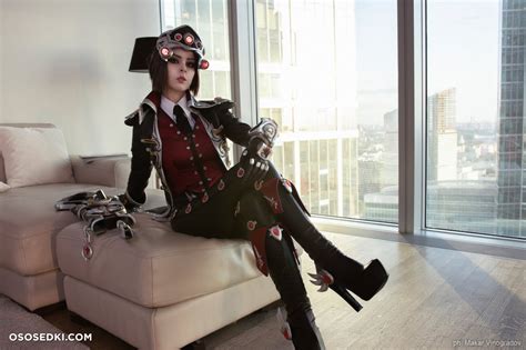 Model Helly Von Valentine Disharmonica In Cosplay Widowmaker From