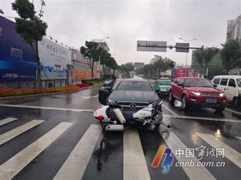 喝酒看球的反面典型来了 宁波男子开车等红灯时居然睡着了 新闻中心 中国宁波网