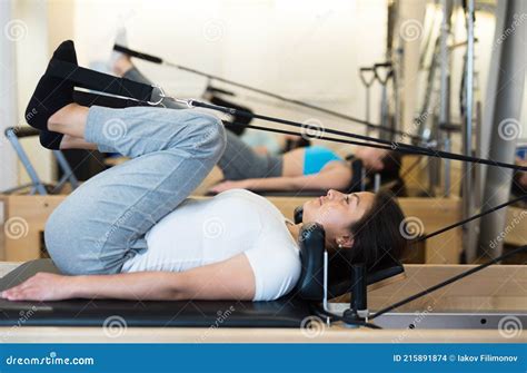 Joven Latina Practicando Pilates En Reformador En Gym Foto De Archivo Imagen De Ejercicio
