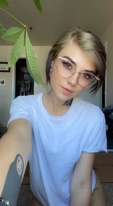 I feel like my natural blonde hair compliments the color of my glasses ðŸŠ nudes