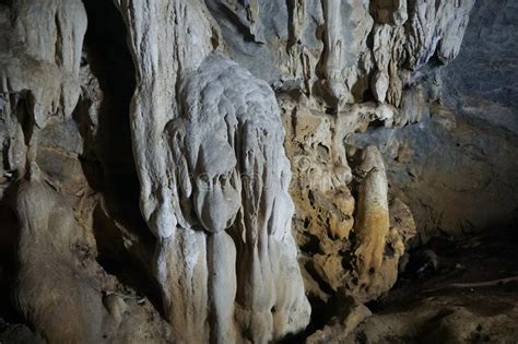 Las Estalactitas Hermosas Son Sedimentos Caliza Que Forman Barras O