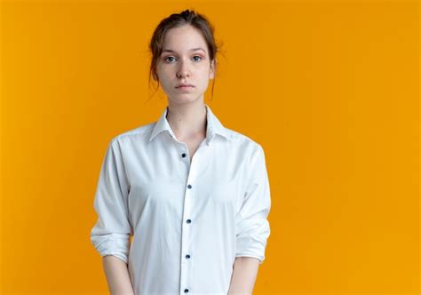 Jeune fille russe blonde confiante regarde la caméra isolée sur fond