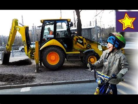 Про тракторы. Желтый трактор с ковшом против земли Видео для детей ...