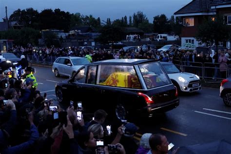 La Bara Di Elisabetta Ii Arrivata A Buckingham Palace