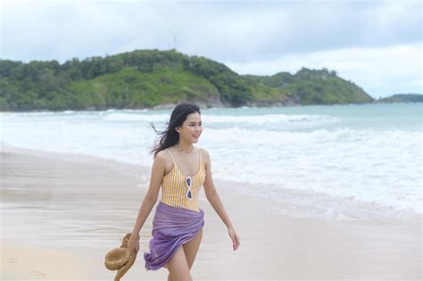 Belle Jeune Femme En Bikini Profitant Et Se Relaxant Sur La Plage L T Les Vacances Les