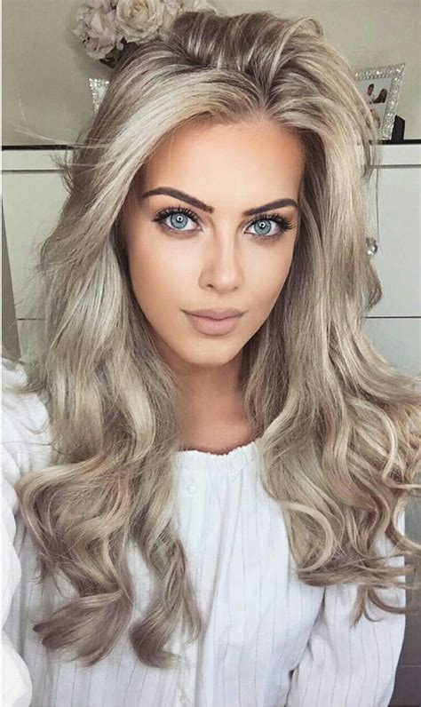 Das Aschblond Trifft Den Geschmack Aller Blond Junkies Zenideen Silver Blonde Hair Blonde