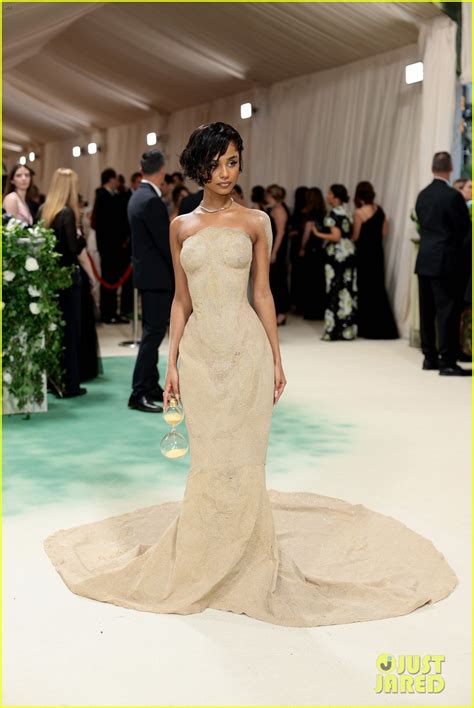 Watch Tyla S Sand Gown Get Cut Into A Mini Dress During Met Gala