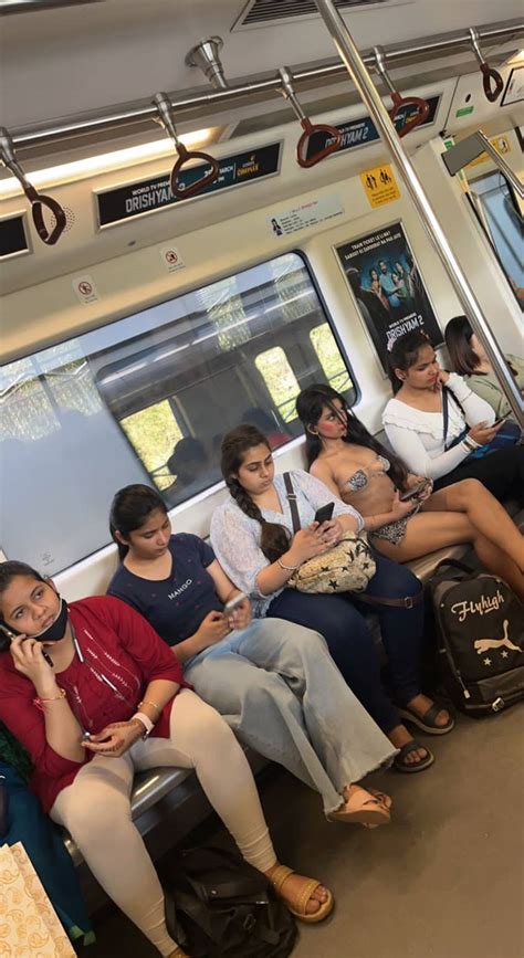 Girl Travelling in Delhi Metro In Bikini people recall Actress Urfi Javed लडकय पर चढ