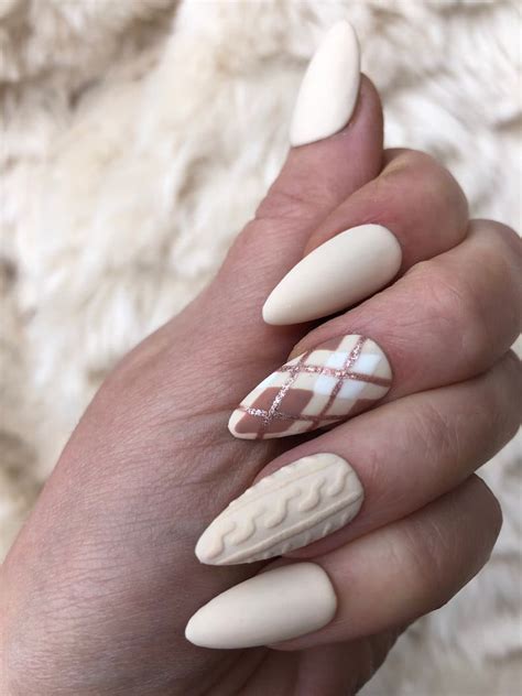 10 Best Nude Christmas Nails That Will Make Santa Blush