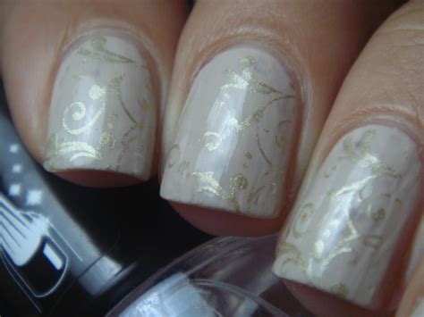 Nail Loopy Delicate Nude Gold Stamping