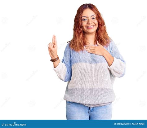 Joven Latina Con Ropa Casual Sonriendo Jurando Con La Mano En El Pecho Y Los Dedos Arriba