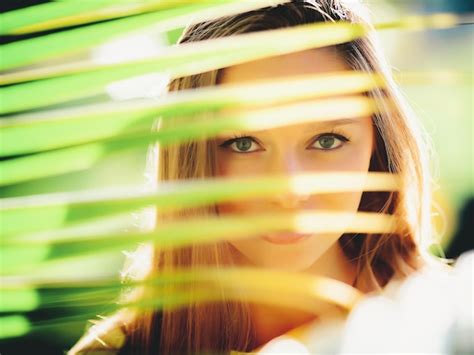 Portrait De Mode D Une Belle Jeune Fille Blonde Debout Dans Les Paumes Et Regardant Avec Ses